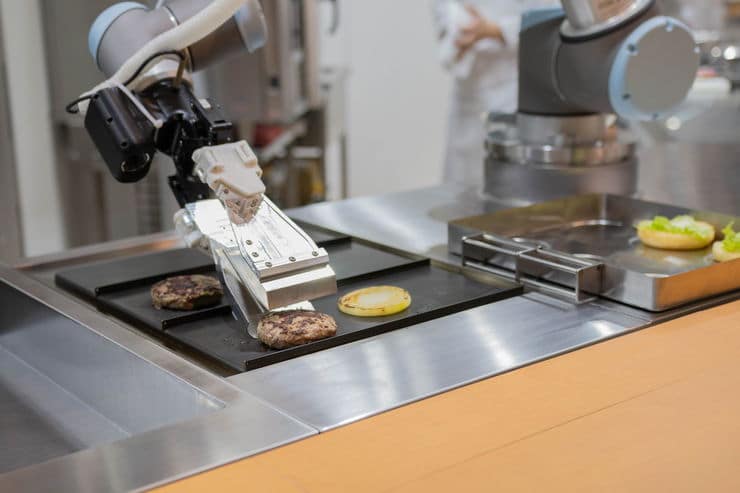 Kitchen Robot Gives Chef Four Extra Pairs Of Hands